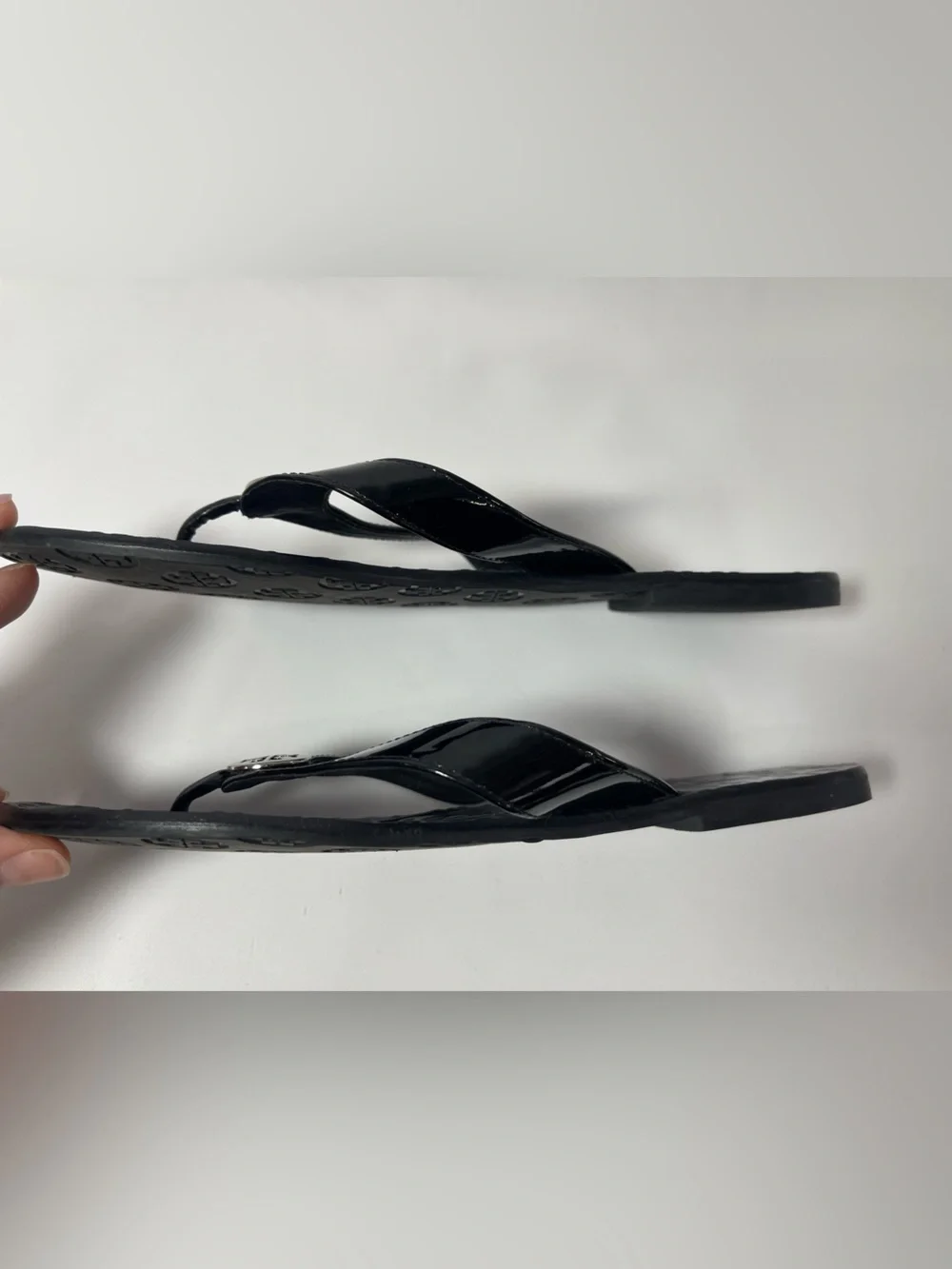 Tory Burch Black Patent Leather Thong Sandals Flip Flops Silver Logo Sole 8M